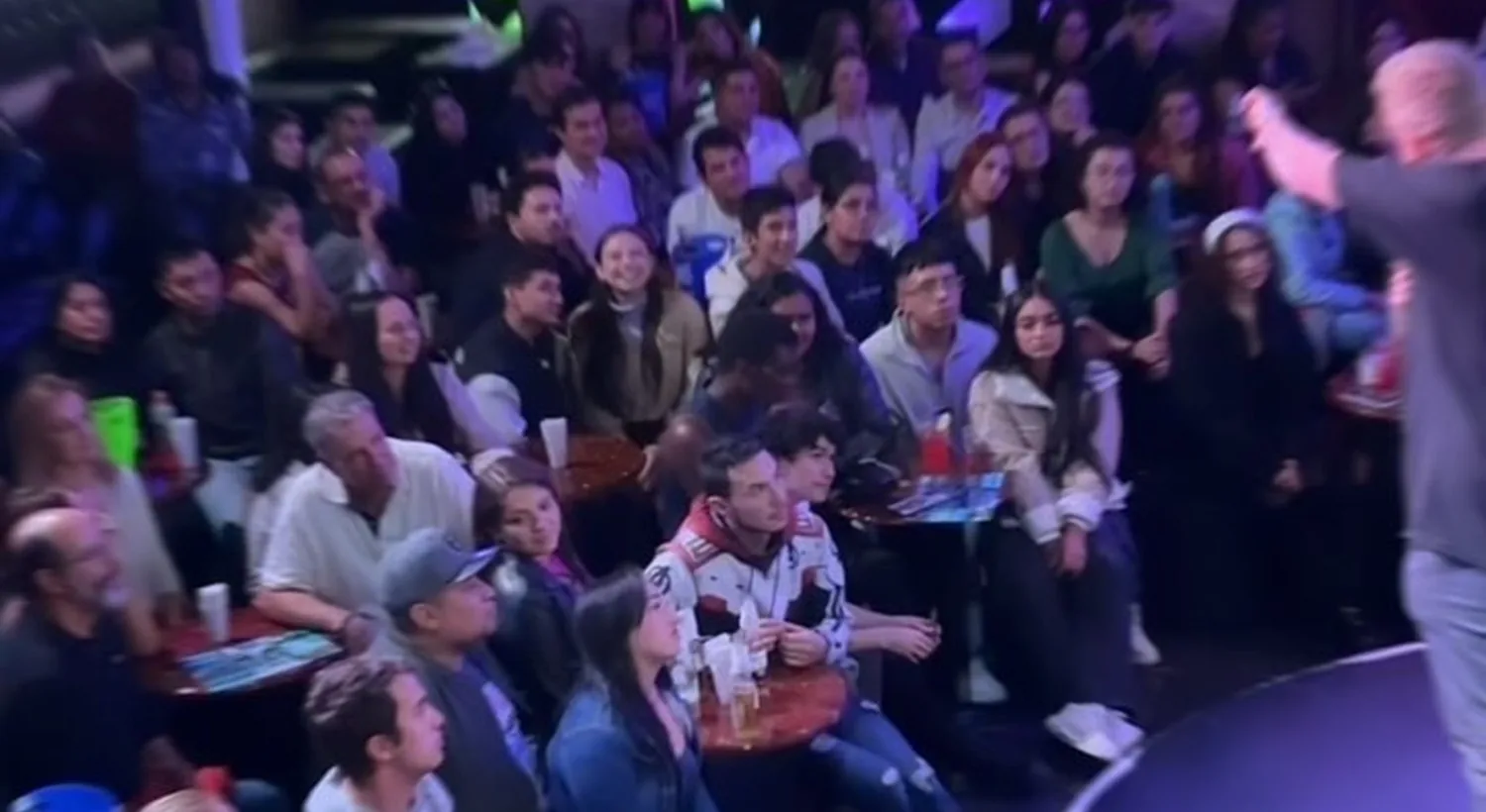 Evento con público en el salón de Lula Shots